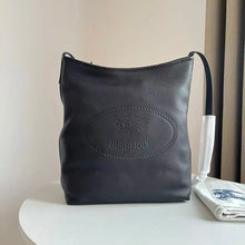 Carregar imagem no visualizador da galeria, Bolsa Burberry Preta Small Highlands Shoulder Bag
