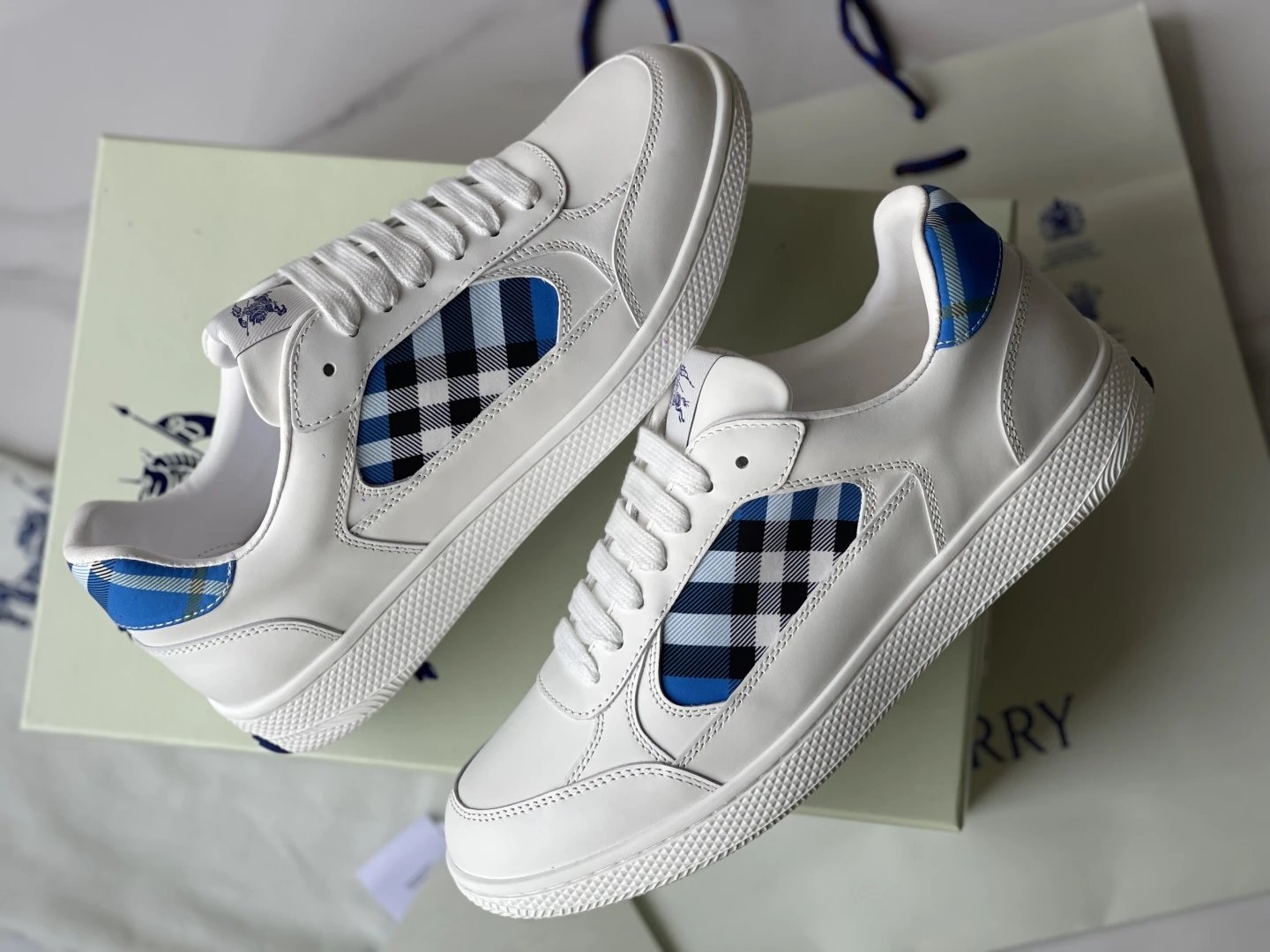 Tênis Burberry Branco com Azul Leather and Check Terrace