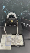 Carregar e reproduzir vídeo no visualizador da galeria, Bolsa Chanel Preta pequena
