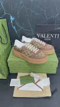 Carregar e reproduzir vídeo no visualizador da galeria, Tênis Gucci Chunky Sneaker Todo Marrom
