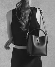 Carregar e reproduzir vídeo no visualizador da galeria, Bolsa Yves Saint Laurent Preta LE 37 SMALL
