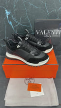 Cargar y reproducir el video en el visor de la galería, Sneaker Herm Black Especial
