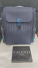 Carregar e reproduzir vídeo no visualizador da galeria, Mochila Rimowa Azul (destaque2)
