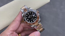 Carregar e reproduzir vídeo no visualizador da galeria, Rolex GMT-Master II  'Root Beer' aço inoxidável ouro rose "Super C"
