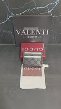 Carregar e reproduzir vídeo no visualizador da galeria, Porta-cartões Gucci Microguccissima
