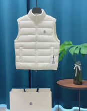 Carregar e reproduzir vídeo no visualizador da galeria, Colete Moncler Branco
