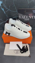 Cargar y reproducir el video en el visor de la galería, Zapatillas Hermès White LineBlack
