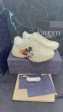 Cargar y reproducir el video en el visor de la galería, Zapatillas Rhyton GC Estampado Retro
