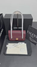 Carregar e reproduzir vídeo no visualizador da galeria, Bolsa Chanel Preta Vermelho Terra
