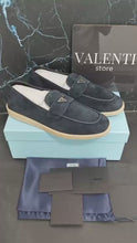 Carregar e reproduzir vídeo no visualizador da galeria, Mocassim Prada blue
