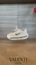Carregar e reproduzir vídeo no visualizador da galeria, Nike Vomero Premium - Bege
