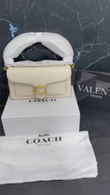 Carregar e reproduzir vídeo no visualizador da galeria, Bolsa Coach Bege
