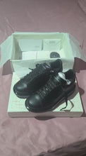 Carregar e reproduzir vídeo no visualizador da galeria, Alexander McQueen Oversized Black Shiny Sole
