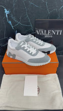 Carregar e reproduzir vídeo no visualizador da galeria, Sneaker Herm White and Gray
