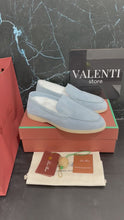 Carregar e reproduzir vídeo no visualizador da galeria, Mocassim Summer Walk da Loro Piana Light Greyish Blue

