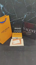 Carregar e reproduzir vídeo no visualizador da galeria, Porta-cartões Louis Vuitton
