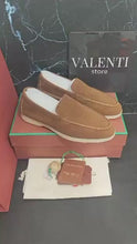 Carregar e reproduzir vídeo no visualizador da galeria, Mocassim Summer Walk da Loro Piana Sand Suede
