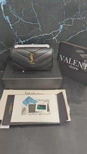 Carregar e reproduzir vídeo no visualizador da galeria, Bolsa LOULOU Yves Saint Laurent Preta
