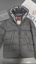Carregar e reproduzir vídeo no visualizador da galeria, Colete Moncler Black lyrics

