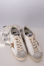 Carregar imagem no visualizador da galeria, Golden Goose Super-Star com estrela de glitter dourado e inserções de suede gelo
