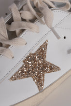 Carregar imagem no visualizador da galeria, Golden Goose Super-Star com estrela de glitter dourado e inserções de suede gelo
