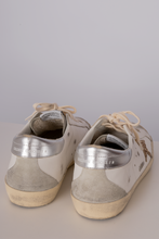 Carregar imagem no visualizador da galeria, Golden Goose Super-Star com estrela de glitter dourado e inserções de suede gelo
