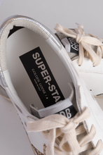 Carregar imagem no visualizador da galeria, Golden Goose Super-Star com estrela de glitter dourado e inserções de suede gelo
