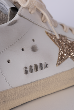 Carregar imagem no visualizador da galeria, Golden Goose Super-Star com estrela de glitter dourado e inserções de suede gelo
