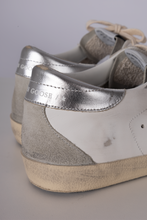 Carregar imagem no visualizador da galeria, Golden Goose Super-Star com estrela de glitter dourado e inserções de suede gelo
