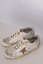 Carregar imagem no visualizador da galeria, Golden Goose Super-Star com estrela de glitter dourado e inserções de suede gelo
